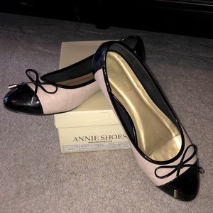 Women’s size 11 wide flat Patton black toe with tie detail